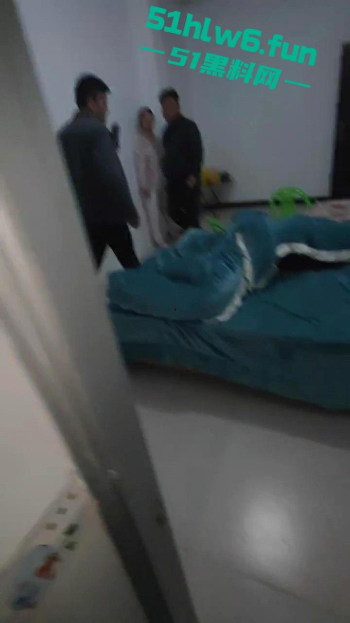 抓奸现场，妻子在外地打工出轨他人，丈夫携兄弟们上门捉奸，情夫竟然藏在床底下?-4