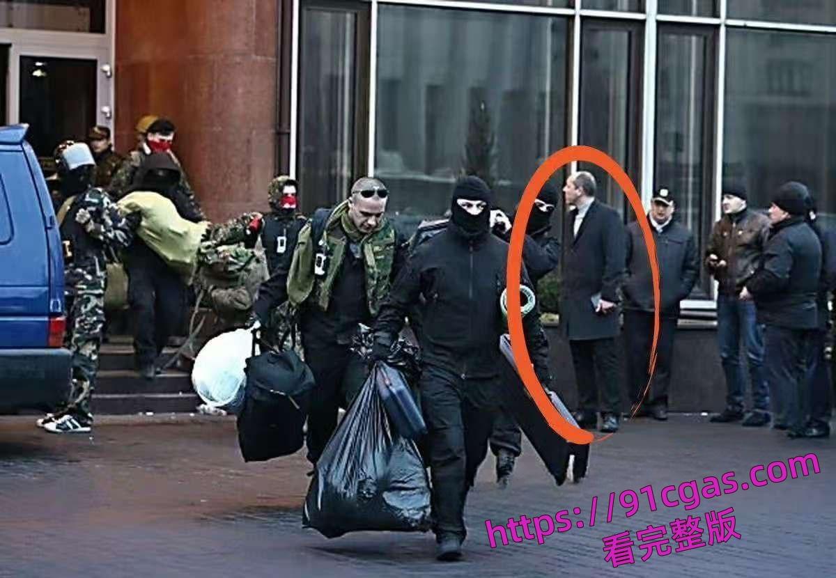 乌克兰前议长帕鲁比在利沃夫街头遭枪杀 枪手伪装送餐员开枪后骑电动自行车逃逸-4