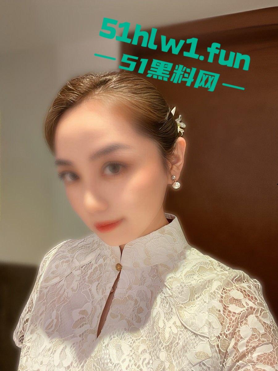 上海少妇【李丹】家里没人就喊人来操,最爱后入啪啪和户外露出,家里没人就成了开放日,这骚货谁能开的了?-12