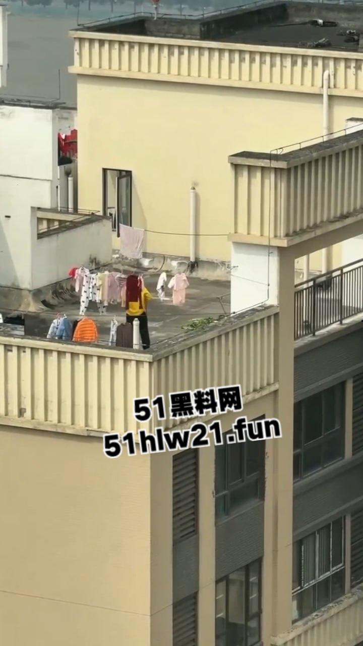 河南郑州某小区,惊现偷内衣变态被邻居拍下全过程,变态直接当场伸进内裤开始打飞机!-2