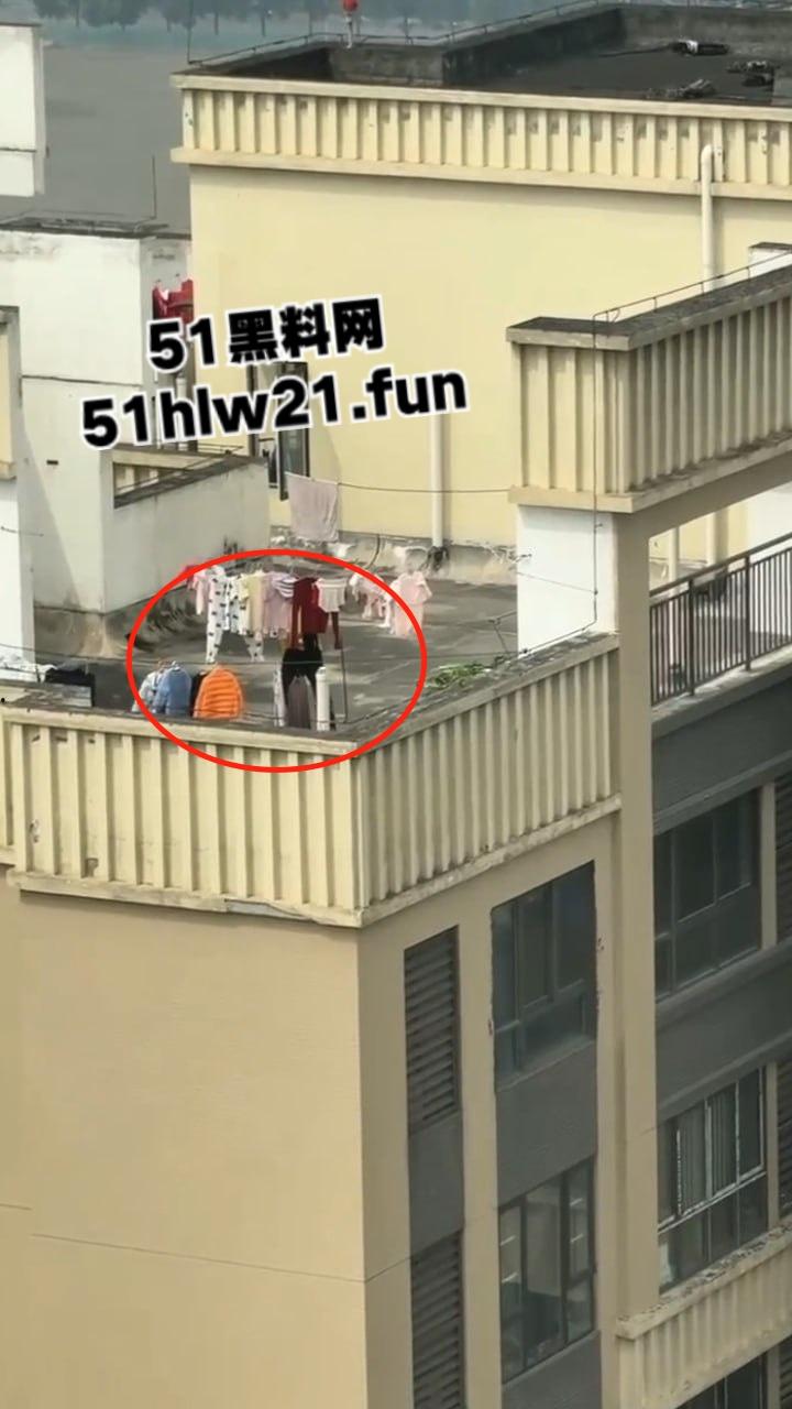 河南郑州某小区,惊现偷内衣变态被邻居拍下全过程,变态直接当场伸进内裤开始打飞机!-4