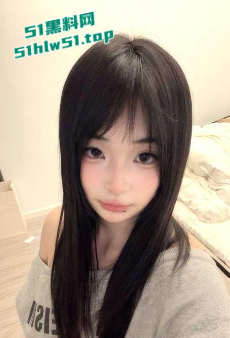 广东佛山大学生【陈艺蕾】大量私拍自慰视频流出，绝色尤物喜欢各种玩具来满足空虚的小穴！-2