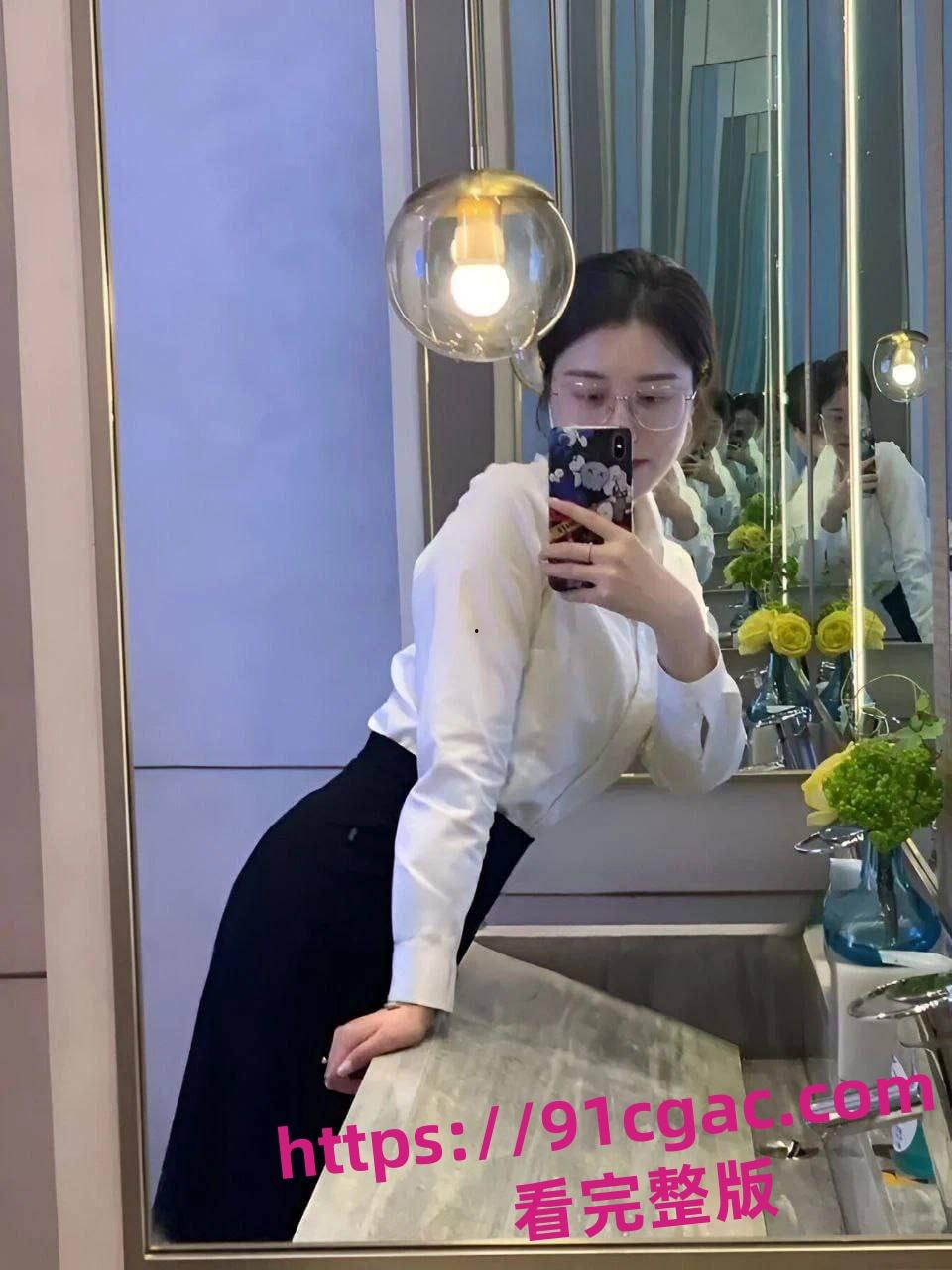 南通楼盘销售惊爆丑闻!93年女销售“骚照+厕所露逼”诱客订房!-2