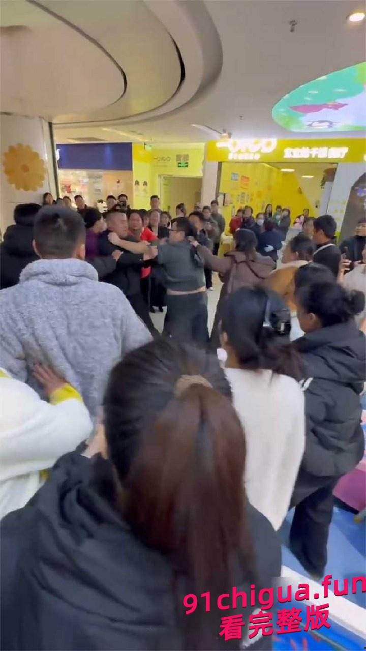 江苏徐州邳州市中钰商场原配抓小三直接上手扒光衣服-1