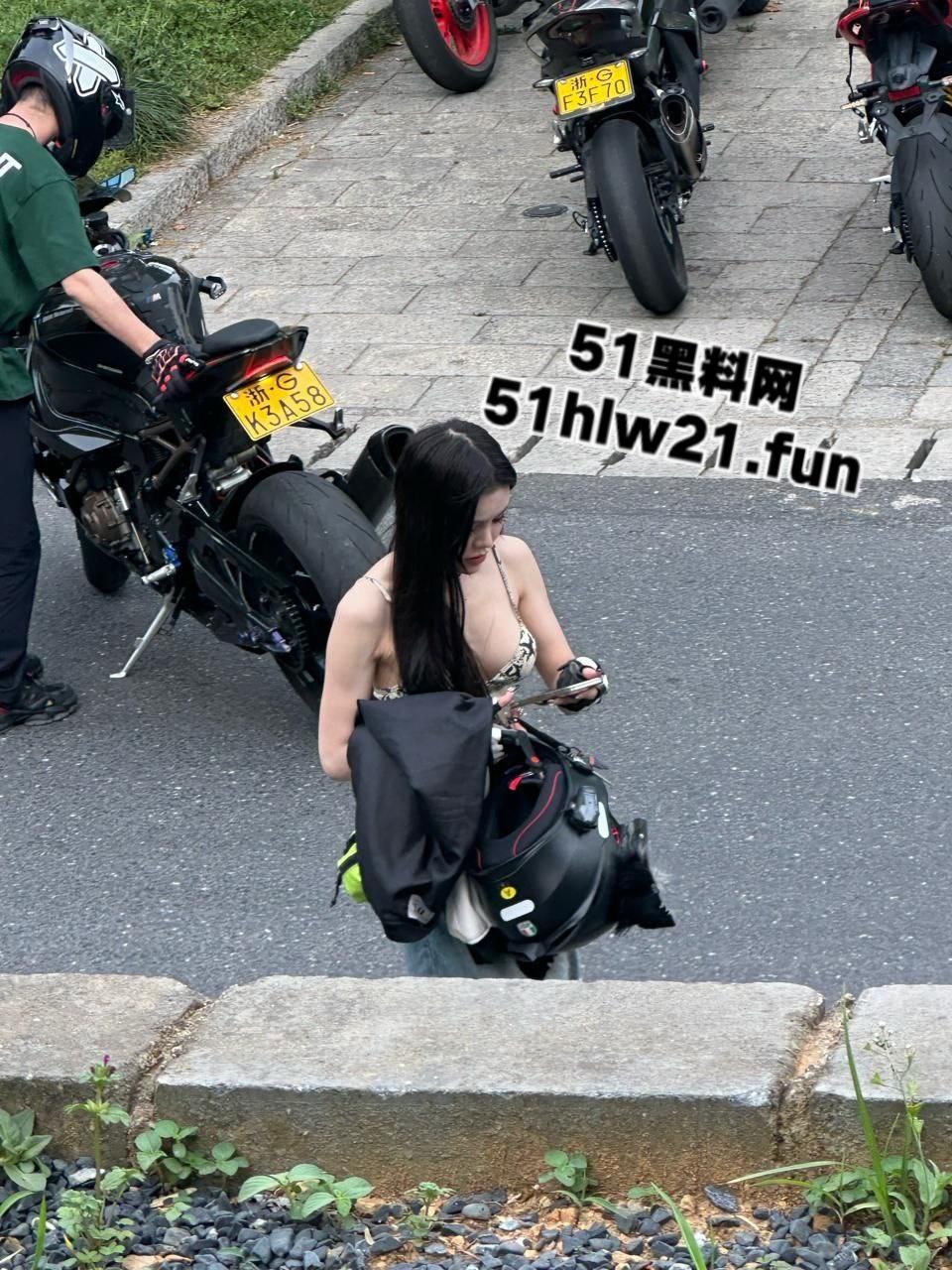 义乌真实骑行媛【喵喵】变态骚奴黑历史被扒,真鸡婆扮假名媛到处陪睡,一身名鞋名包都是卖肉被调教获得。-5