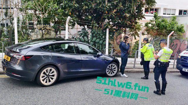 香港黑帮火炭,当街谋杀斩人片曝光,两刀手从后伏击狂斩5秒夺命登的士逃去!-5