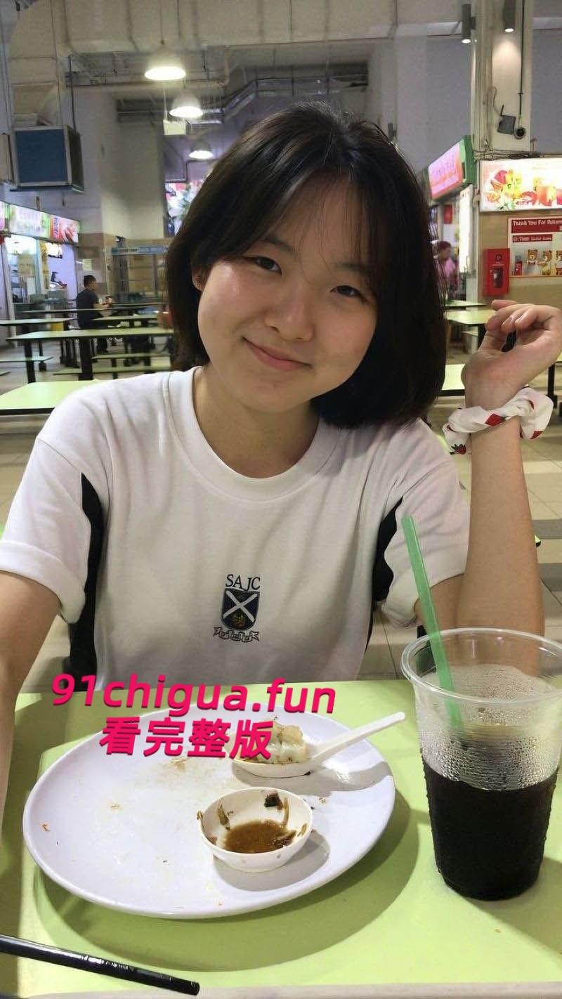 新加坡反差婊【静妍】分手后遭前男友曝光,颈戴项圈全裸出镜,揉奶自慰完美暴露风骚本性!-1