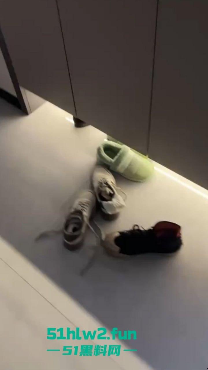 大年初七抓骚鸡，重庆狗男女年假抓紧操逼原配带舅哥突然杀回捉奸在床，现场视频流出。-2