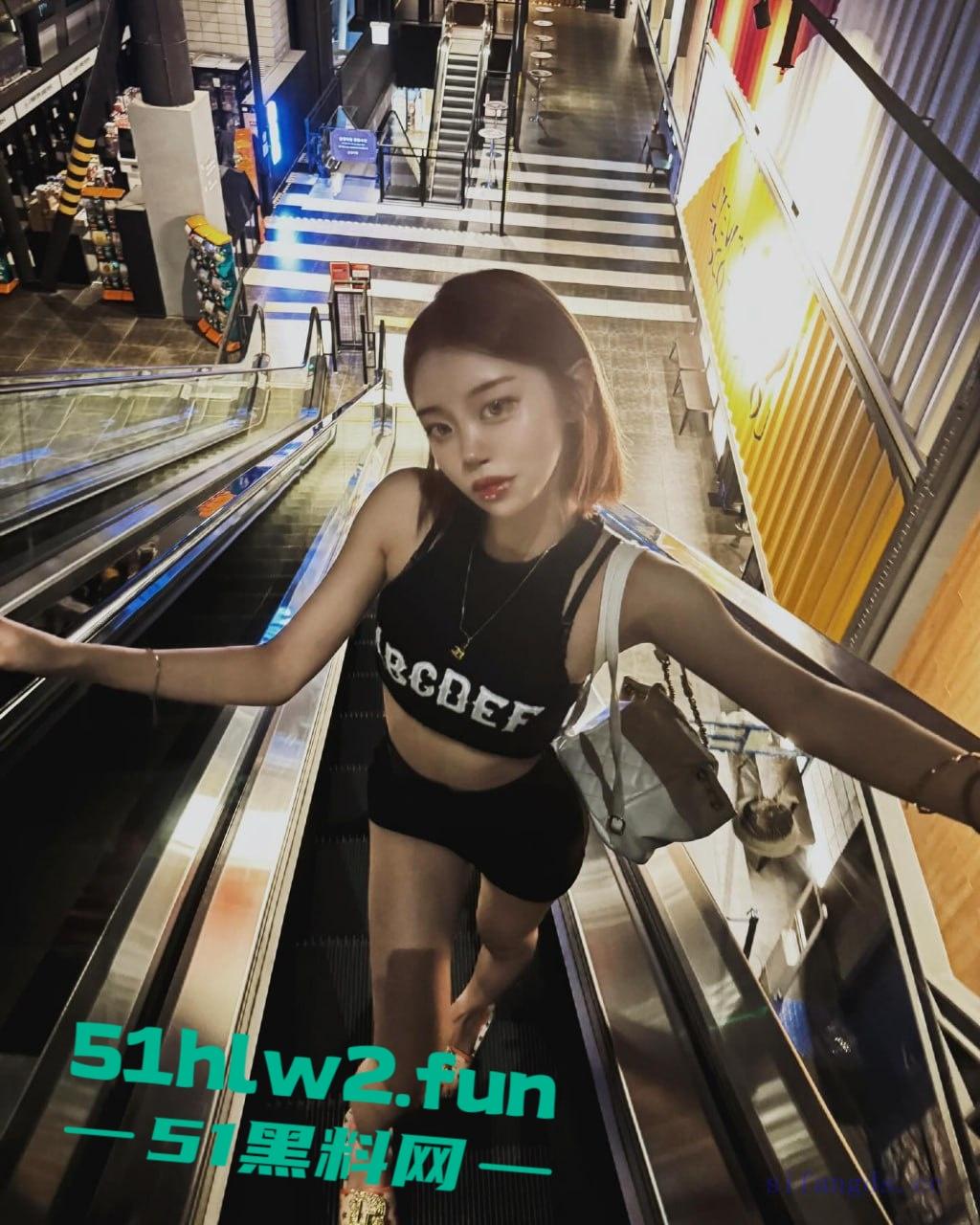 韩国前女团成员竟下海做福利姬,颜值高身材性感女神跳舞赚钱哪有当母狗卖逼快呢。-8