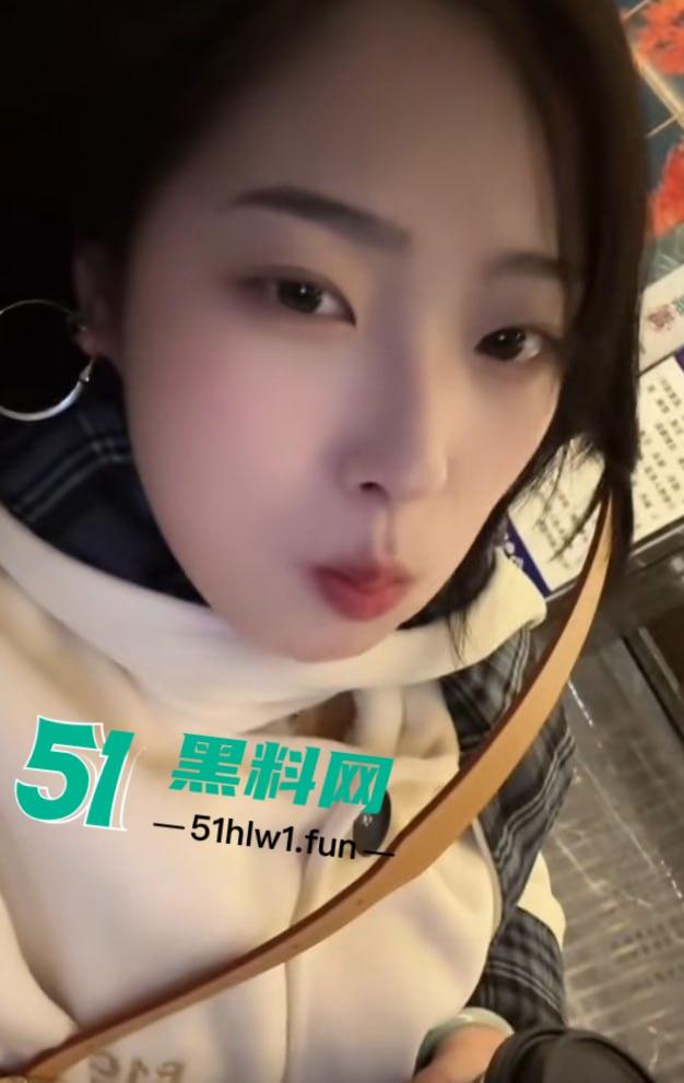 抖音短发【恶毒小姨】直播走光,忘关摄像头换衣全过程曝光,封号后又重新开播,居然还是这套路!-7