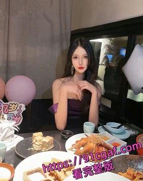 澳门嫩妹刘娜多P视频:被两炮友大屌无套狂插,淫水潮喷如瀑-7