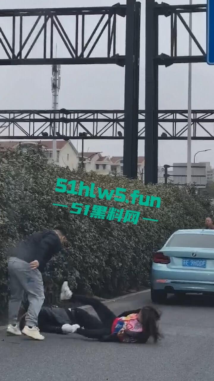 苏州出轨大妈偷会情夫,被儿子开路虎狂追别停,秃头情夫被当街暴打小命归西。-2