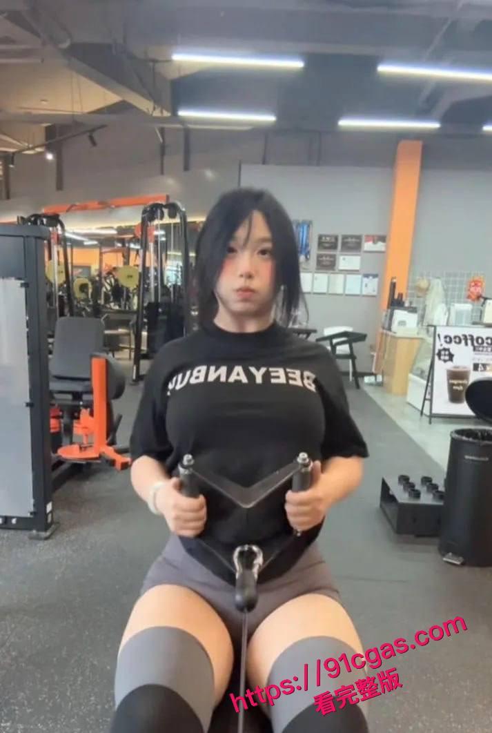 南京航空大学极品巨乳学生妹被金主包养,超辣身材摆拍画面太炸了-3