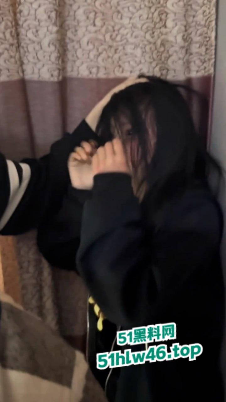 天津精神小妹围殴女孩,社会的底层女人将其骗到出租屋群殴爆揍,完全没有基本的法律意识。-3