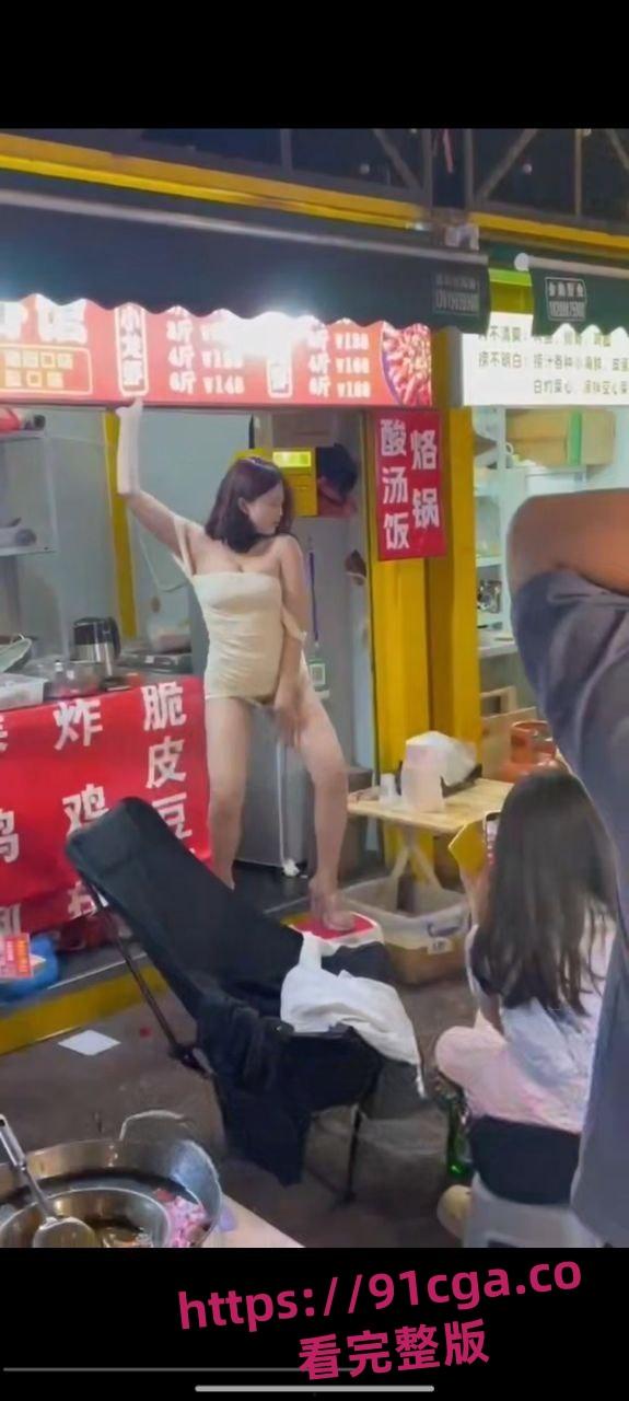 惊爆饭店与KTV的内卷大战火热上演，凸点舞娘扭臀跳擦边舞吸客-1