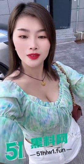 男人不中用，养家靠自己，快手大奶熟妇【鱼鱼的眼泪057】深夜50元连线卖逼自慰视频流泄。-1