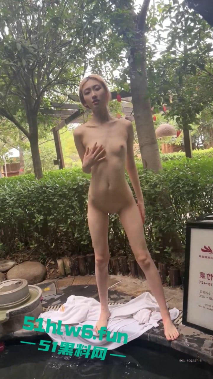 顶级身材校花女神【濑濑】身材高挑腿长逆天，被土豪调教自慰露出全裸游走学校性感至极。-8