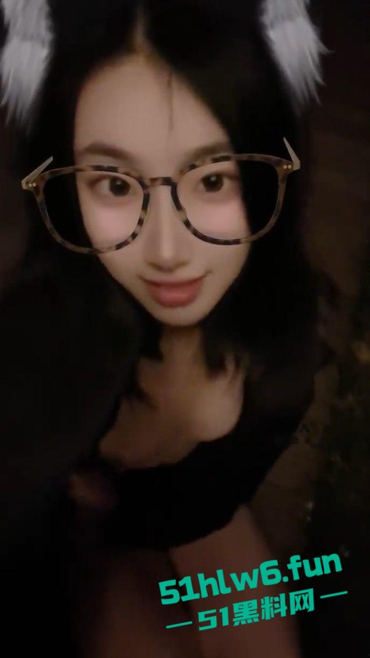 顶级身材校花女神【濑濑】身材高挑腿长逆天，被土豪调教自慰露出全裸游走学校性感至极。-10