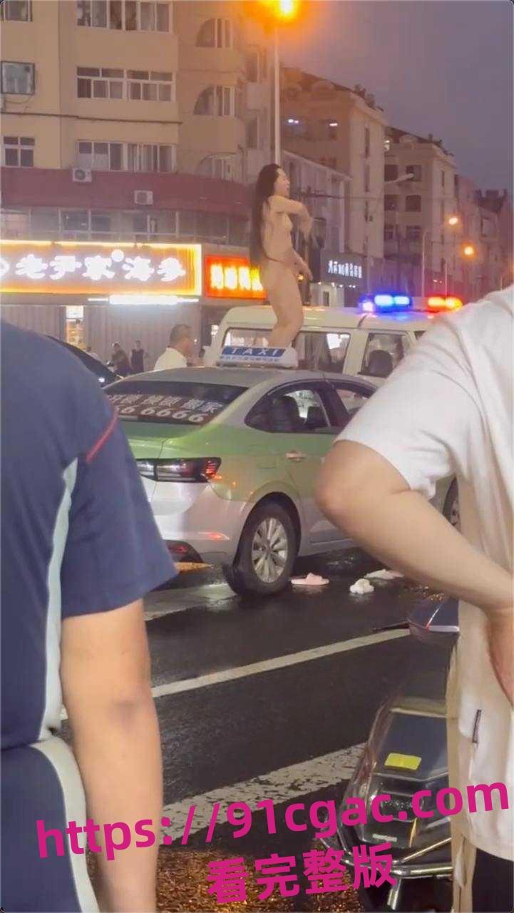 青岛一女子与出租车司机发生争执后脱光衣服爬到车上跳舞！-1