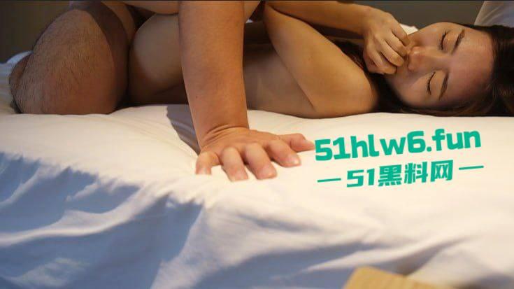 摄影老魔新作,套路单纯女大学生酒店约拍私房写真,加钱后主动脱光被摄影师潜规则无套内射。-7