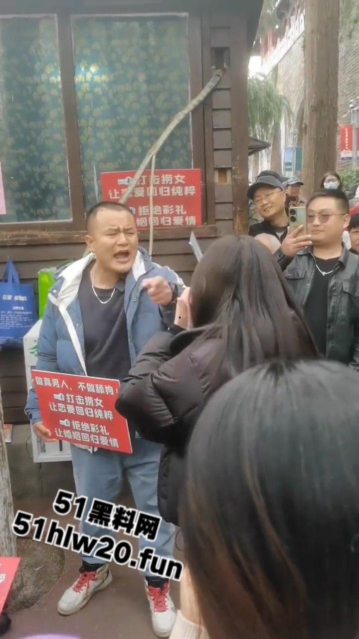 江苏南京相亲角嘴强男女对彩礼问题激烈嘴炮,堪比说唱battle现场!不给彩礼等于白嫖。-1