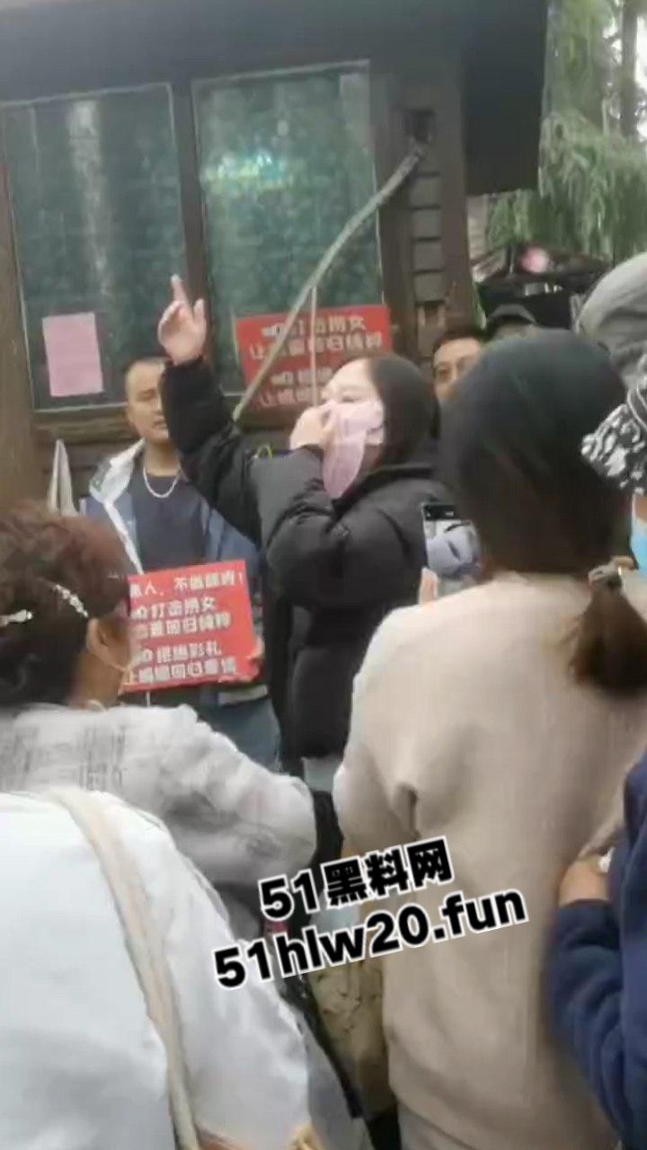 江苏南京相亲角嘴强男女对彩礼问题激烈嘴炮,堪比说唱battle现场!不给彩礼等于白嫖。-4