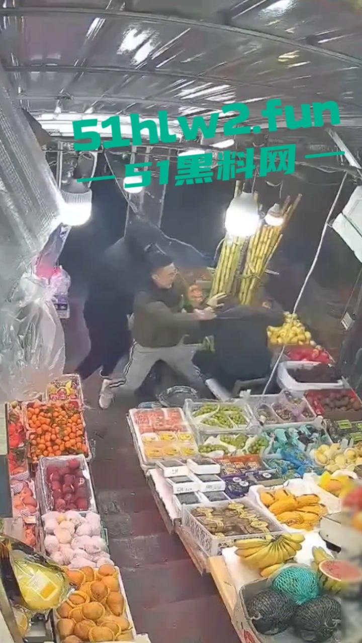 大连某水果店监控,恶意伤人事件曝光水果店老板不仅卖的贵,还缺斤少两以次充好被两男子报复砸摊。-6