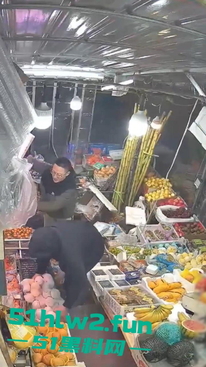 大连某水果店监控,恶意伤人事件曝光水果店老板不仅卖的贵,还缺斤少两以次充好被两男子报复砸摊。-7