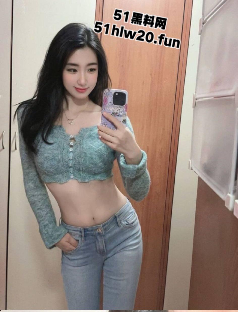 小伙酒店双飞蜜桃臀黑丝少妇3p大乱斗差点把床干翻，肉便器们双洞大开，嗷嗷待哺等大鸡巴充盈！-4