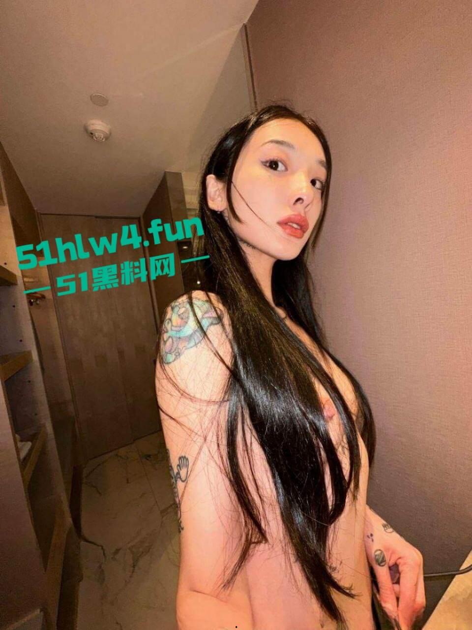 御姐级精神小妹【崔雪】高颜值纹身反差婊，身材纤细腿长逆天细腰翘臀美乳饱满 裸体自拍勾引大哥。-10