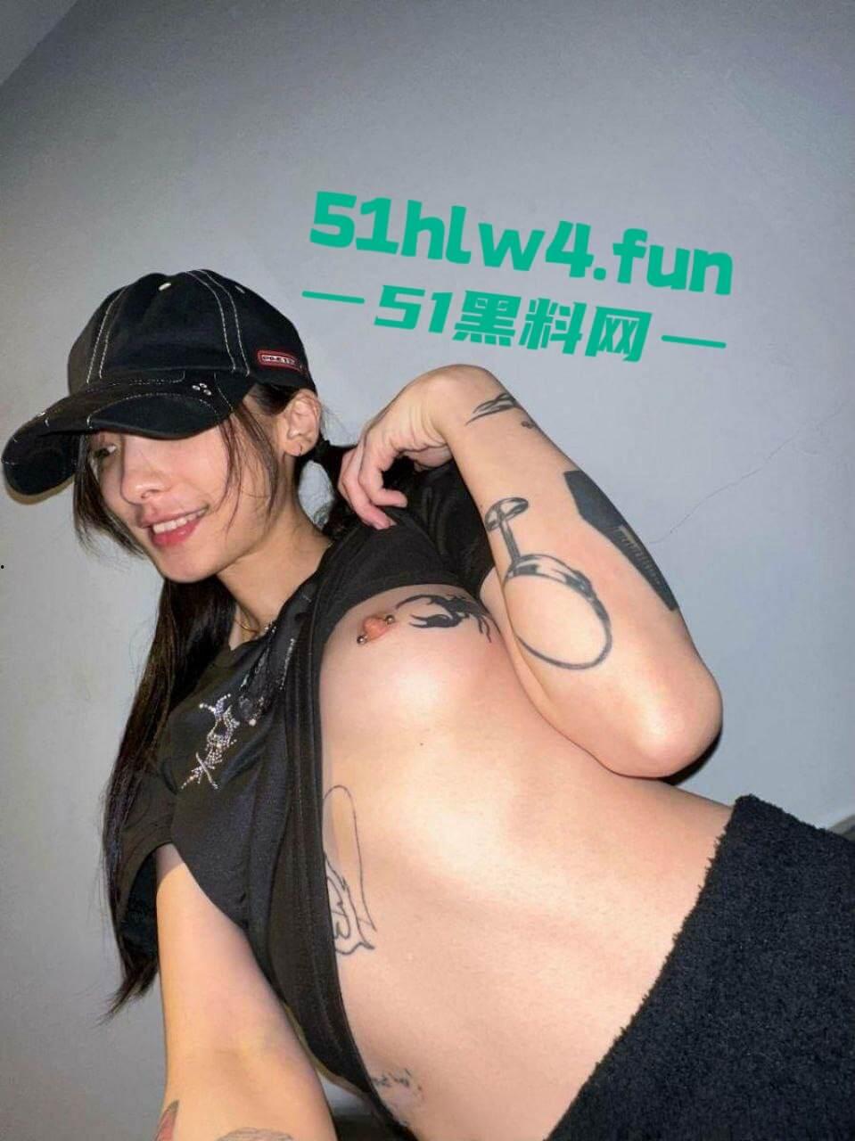 御姐级精神小妹【崔雪】高颜值纹身反差婊，身材纤细腿长逆天细腰翘臀美乳饱满 裸体自拍勾引大哥。-11