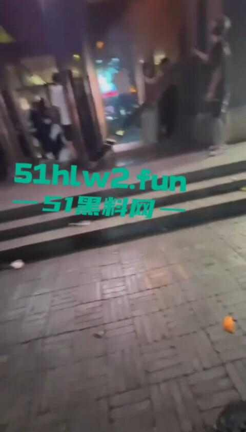 河北石家庄YOLO酒吧惊天大瓜,50人群殴打到特警出动,厕所里男女当场打炮,旁边光屁股男在狂吐,细思极恐!-1