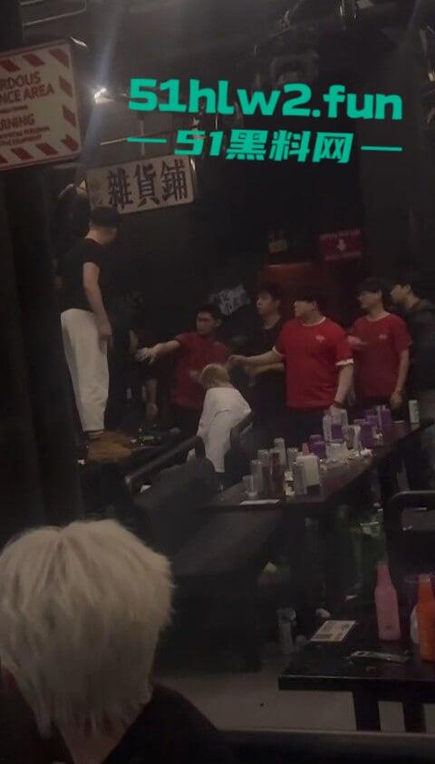 河北石家庄YOLO酒吧惊天大瓜,50人群殴打到特警出动,厕所里男女当场打炮,旁边光屁股男在狂吐,细思极恐!-4