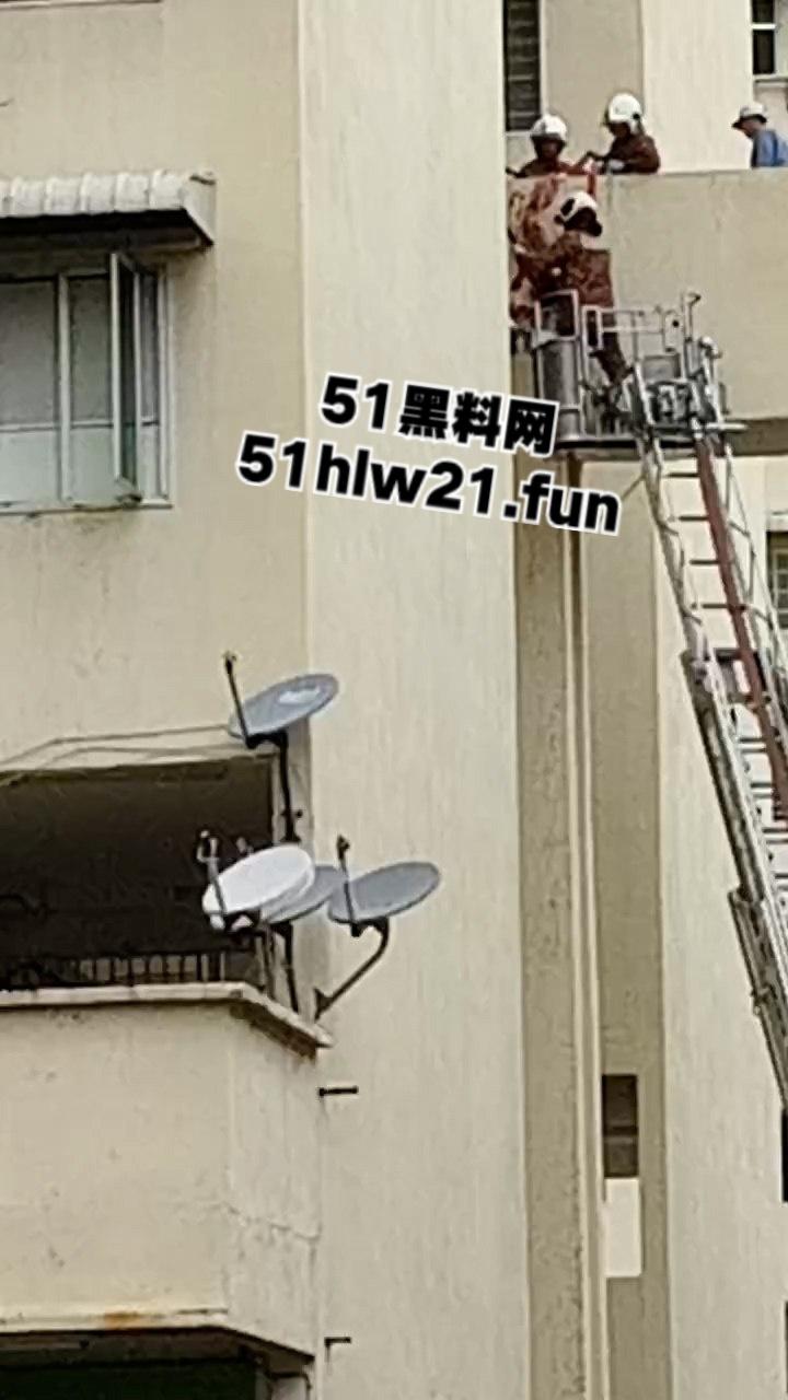 血腥慎入！男子跳楼被腰斩上体消失肠血乱飞，处理现场人员的心理阴影面积有点大！-1