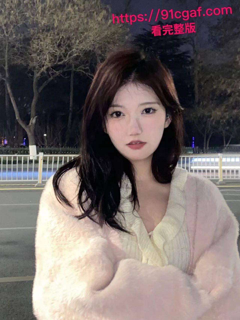 上海外国语大学反差婊 刘圆圆 被金主包养调教视频流出 黑丝开裆裤后入猛捅 被操到浪叫连连!-1