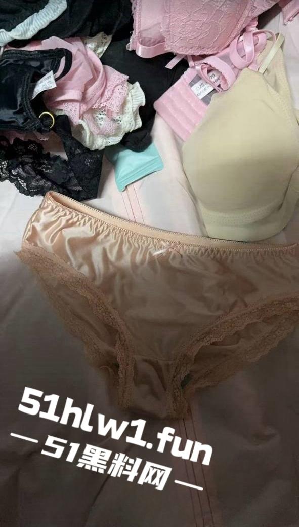 独家曝光！湖北19岁母狗【邵丽燏】库底咖啡营业员，在寝室给主人拍自慰视频做任务小处女被调教成骚母狗！-1