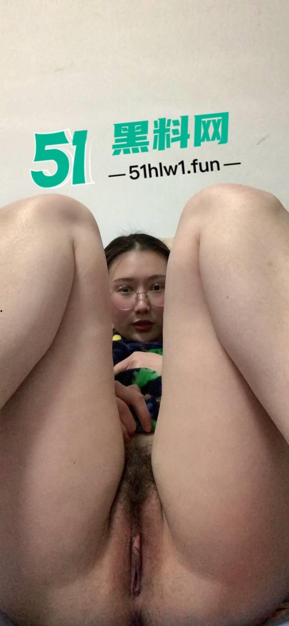 滁州肥臀眼镜婊【何晶莹】高颜值极品身材母狗,网上各种撩骚约炮展示为臀骚穴勾引,全裸视图流出。-6