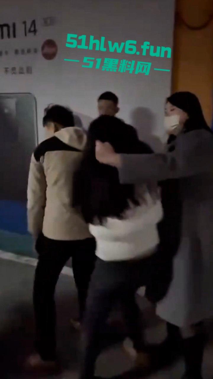 地下停车场捉奸,女子联合亲友抓小三当场逮住老公和小三亲热,将两人围堵殴打,妻子和带来的人已经被刑拘。-1