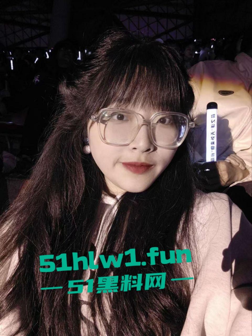 青海大学大一嫩妹【伍悦】露脸约炮视频被曝,粉嫩逼穴水润多汁,口交骑乘样样精通。-11