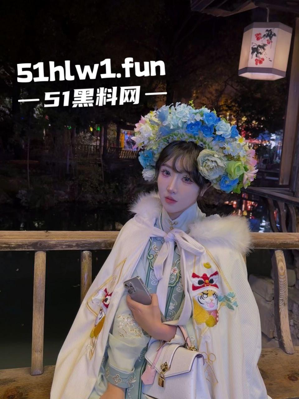 推特骚逼【酣睡小熊】凌晨被金主爸爸召唤上演制服秀,大半夜的街头玩露出,钱到位了金主一召唤美人即乖乖听命!-4