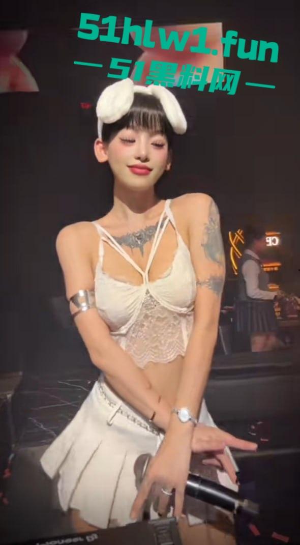 东莞夜场女DJ【刘晓露】爆出圈钱黑料,18岁小母狗圈老板钱还肆无忌惮出轨,当舔狗被甩锤得脸都没了!-6