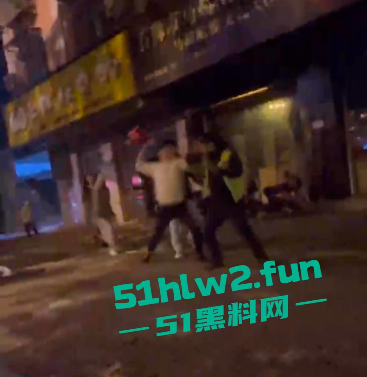 福建莆田精神小伙当街暴打代驾,只因女友露腿男子怀疑代驾司机看了女友腿,愤怒暴起殴打代驾司机。-1