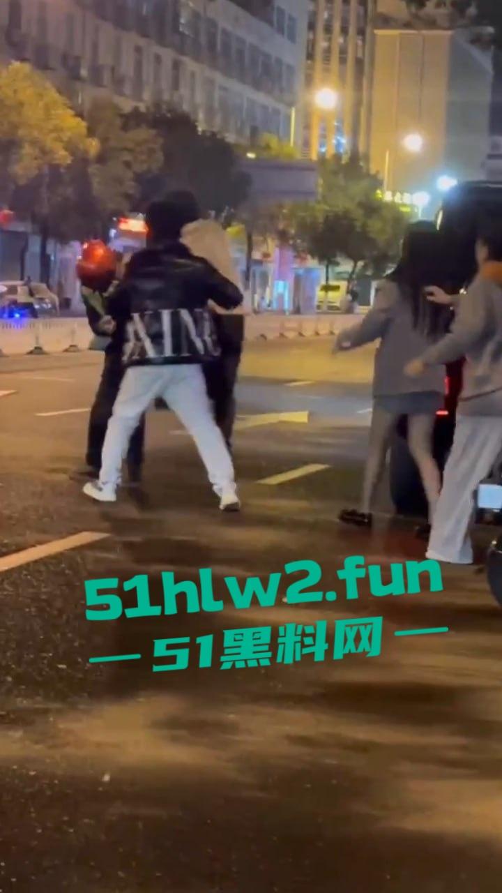 福建莆田精神小伙当街暴打代驾,只因女友露腿男子怀疑代驾司机看了女友腿,愤怒暴起殴打代驾司机。-4