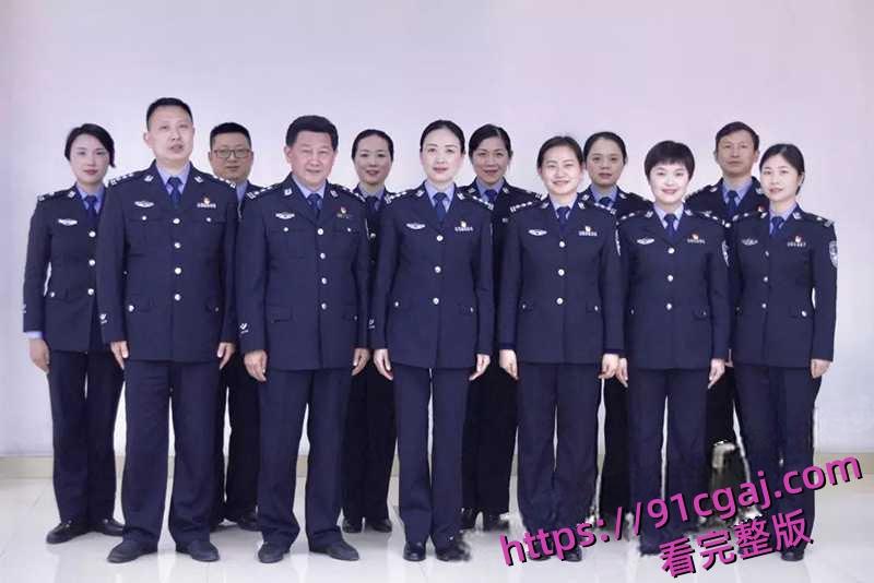 湖北省宜昌市公安局女局长上厕所时竟惨遭偷拍 小穴全部曝光连尿尿模样都被看得一清二楚-3