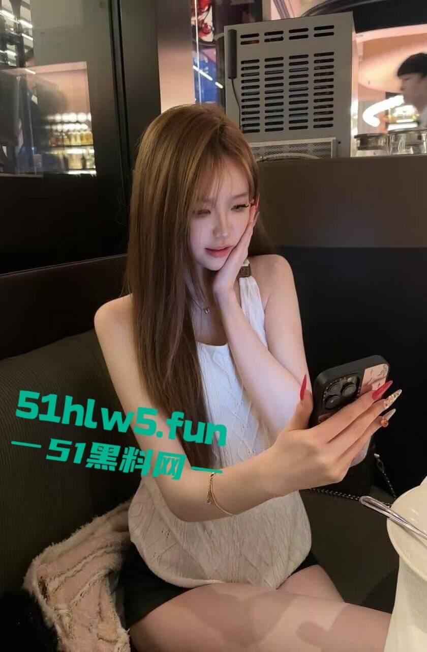 广东高颜值学生妹【覃苏】穿开裆丝袜主动掰穴,被主人远程调教完整版视频流出!-4