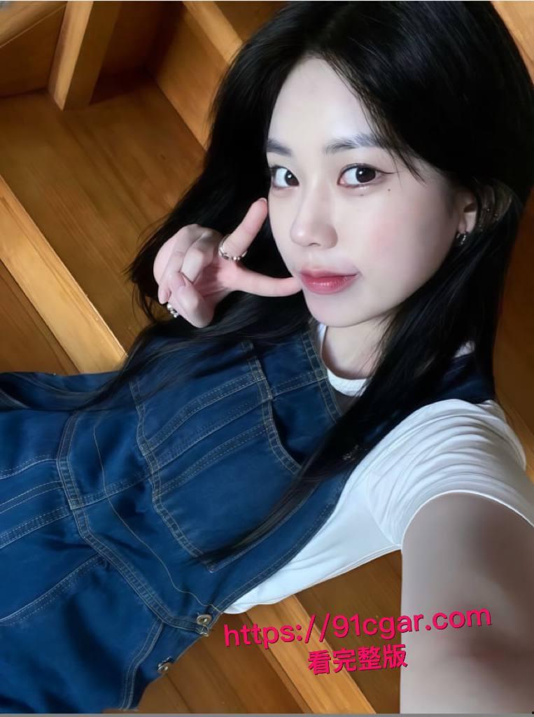 湖北19岁极品小表妹私密全套被前任一键全网投毒!天生炮架子翘臀掰开直接后入狂干,用脚趾猛捅骚逼都能高潮!-6