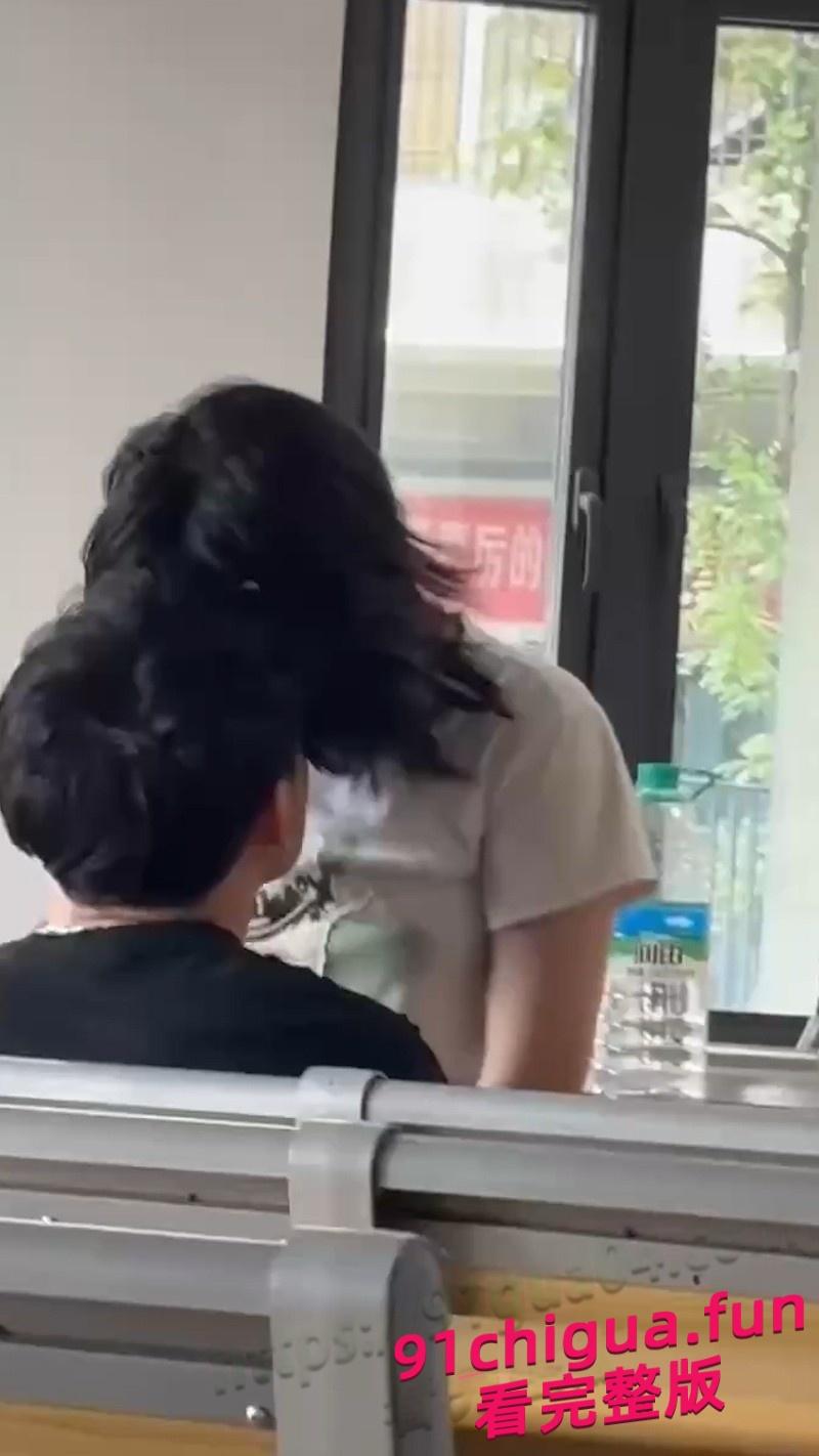 郑州文理学院情侣在教室举止亲密 场面疯狂引发热议!-2