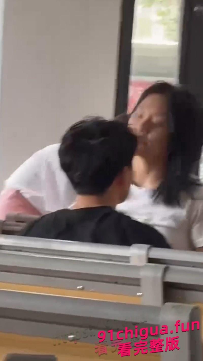 郑州文理学院情侣在教室举止亲密 场面疯狂引发热议!-3