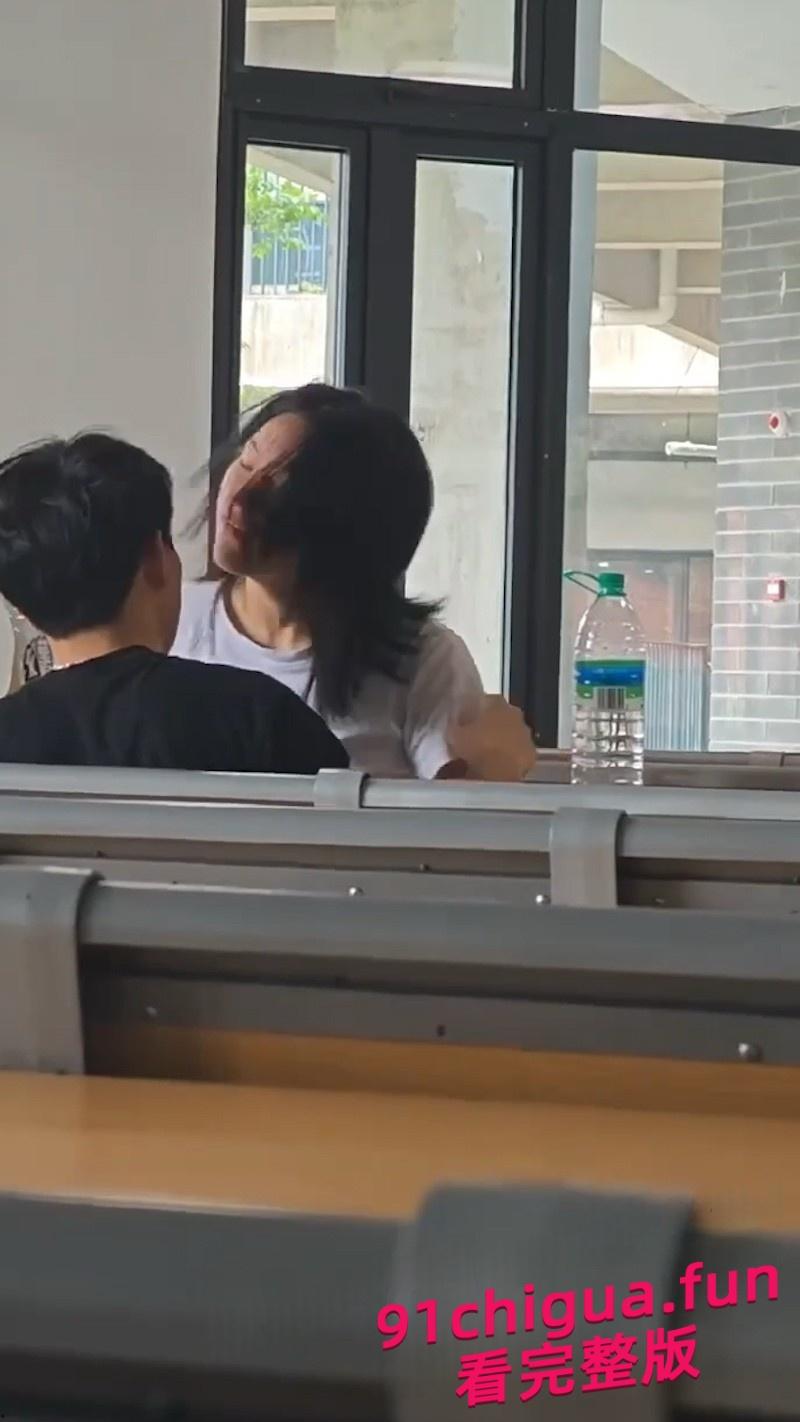 郑州文理学院情侣在教室举止亲密 场面疯狂引发热议!-4