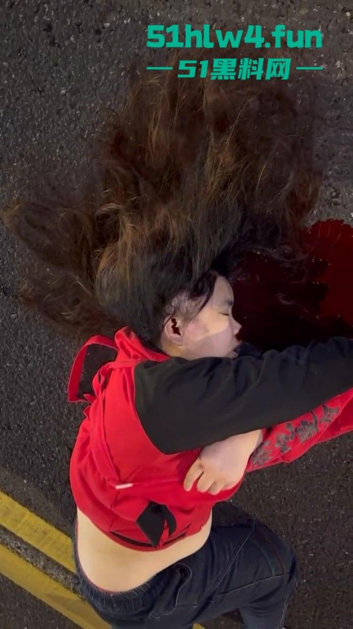 实拍悲惨车祸现场,可怜长发妹被撞飞后流血不止,血流速度比水龙头都快神仙来了也摇头!-5